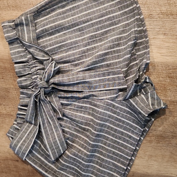 Love Tree * Striped Tie Front  Gray Women's Shorts. Size M - Picture 2 of 5